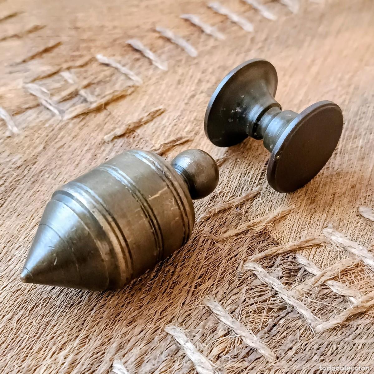 Antig&uuml;edades: Antigua Plomada de Alba&ntilde;il en Bronce/Lat&oacute;n - Conjunto Completo con Nuez Original