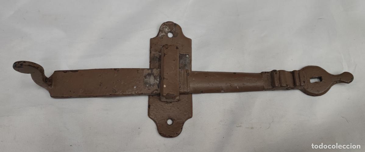 Antig&uuml;edades: ANTIGUO CIERRE PESTILLO O MANIVELA PARA PUERTA, 28 CM DE LARGO