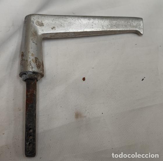 Antig&uuml;edades: ANTIGUA MANIVELA DE ALUMINIO PARA PUERTA