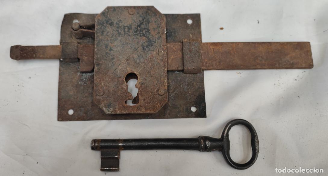 Antig&uuml;edades: CERRADURA ANTIGUA CON LLAVE PARA PUERTA