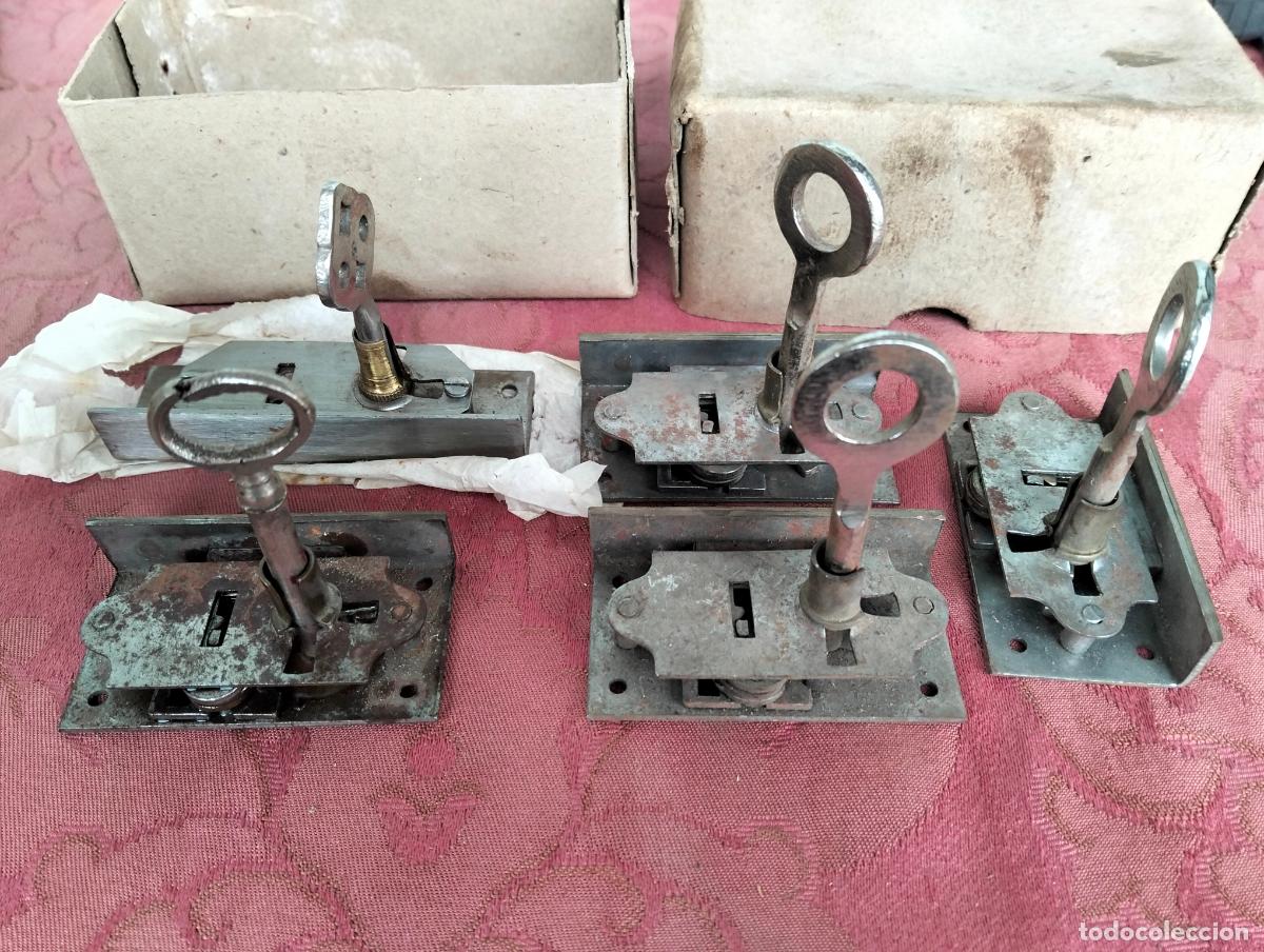 Antiguidades: Cerradura de mueble antigua n&ordm;17 1 unidad cierre con llave hierro metal recambio repuesto