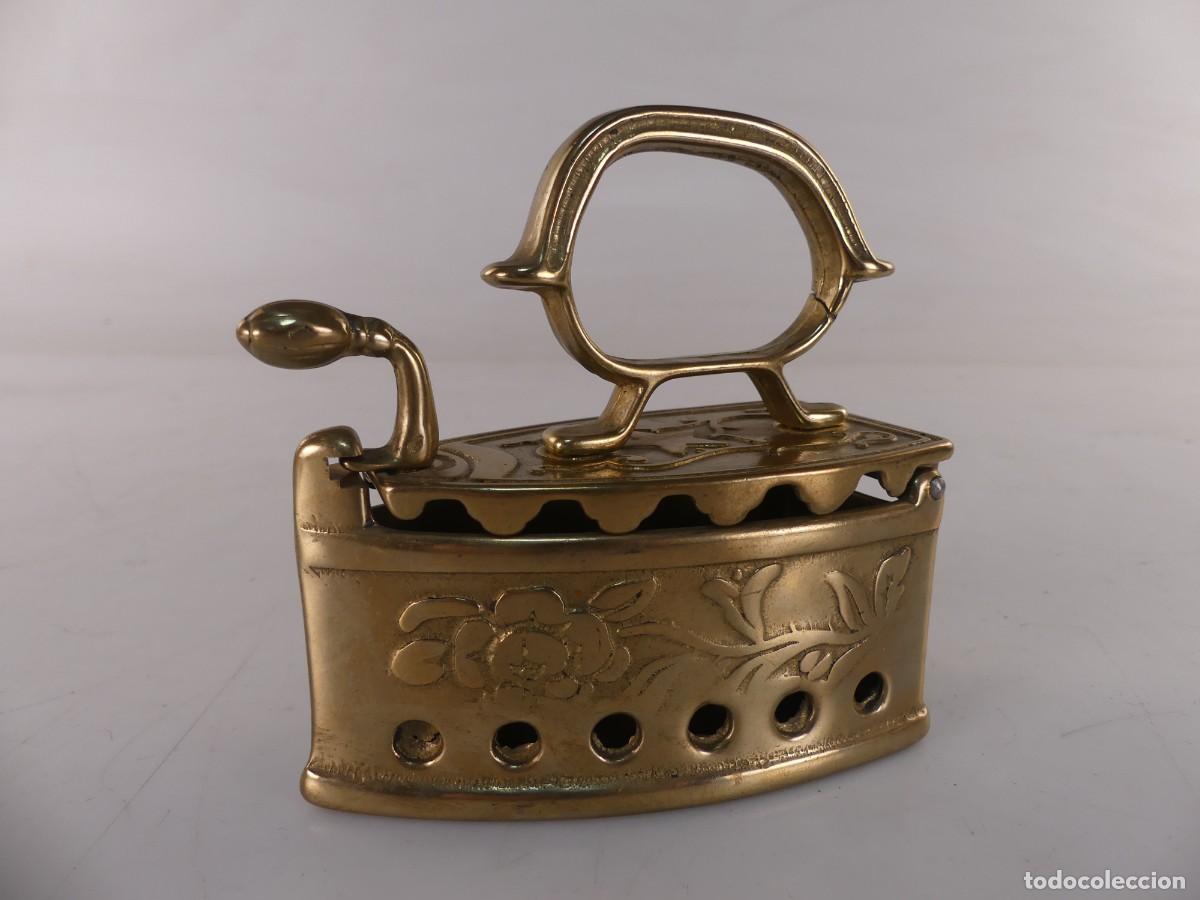 Antig&uuml;edades: MINIATURA DE PLANCHA DE BRONCE O LATON