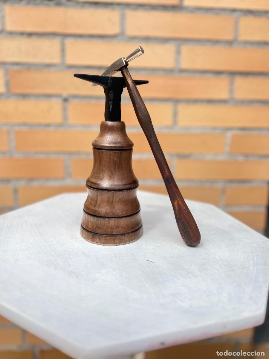 Antig&uuml;edades: Yunque y martillo en miniatura