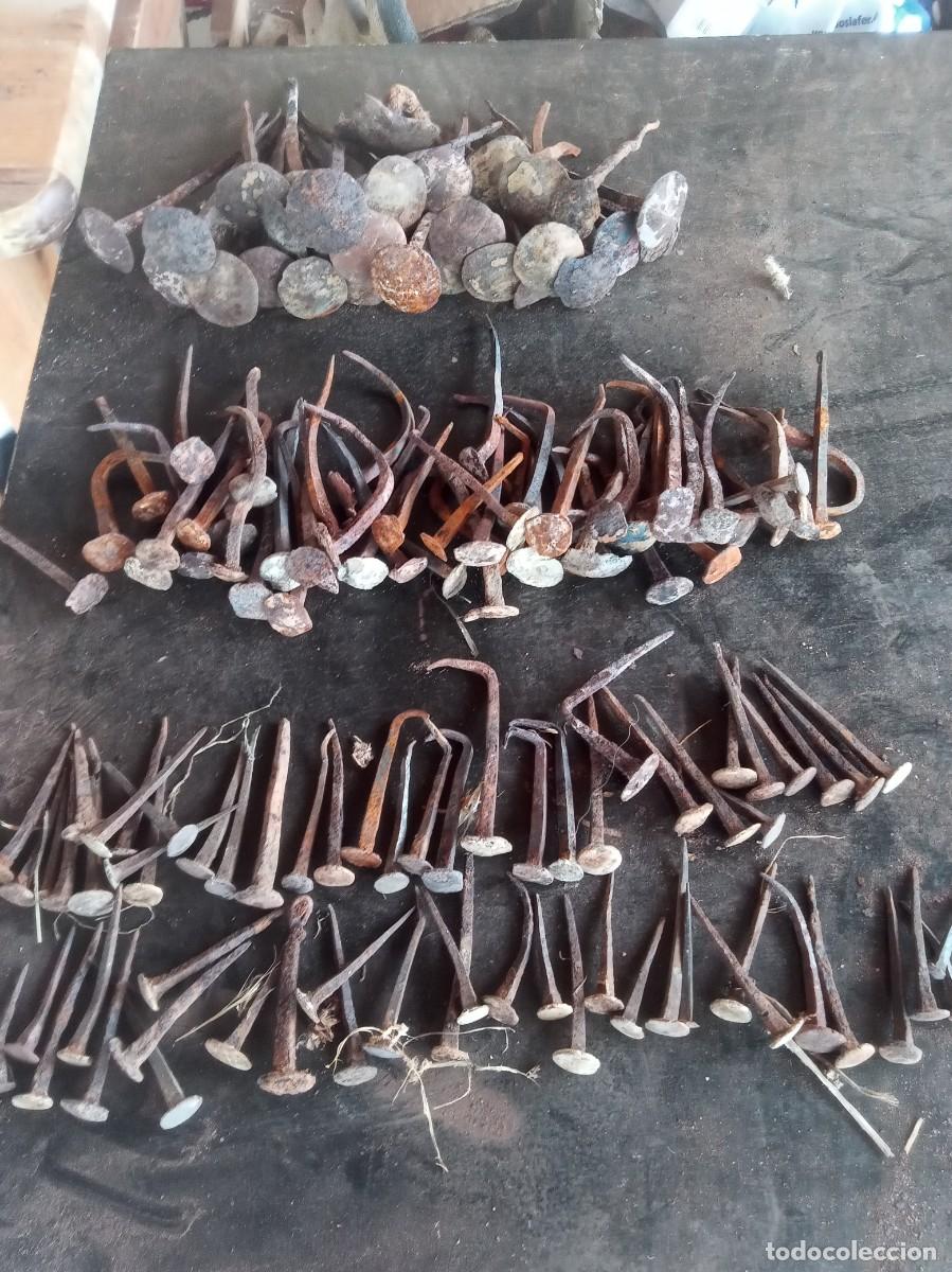 Antig&uuml;edades: LOTE DE UNOS 130 CLAVOS CON CABEZA DE FORJA ANTIGUOS MEDIDAS 4 A 13 CM