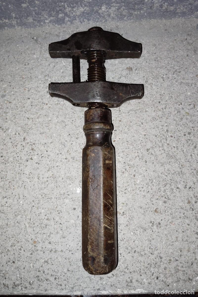 Antig&uuml;edades: ANTIGUO MARTILLO CON MORDAZA 22 cm.