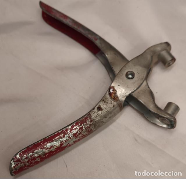 Antig&uuml;edades: REMACHADORA O ALICATES PARA OJALES - Foto 3