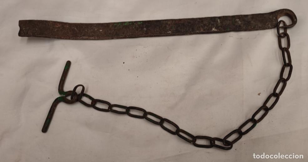 Antig&uuml;edades: HIERRO CON CADENA, ASA DE SARTEN