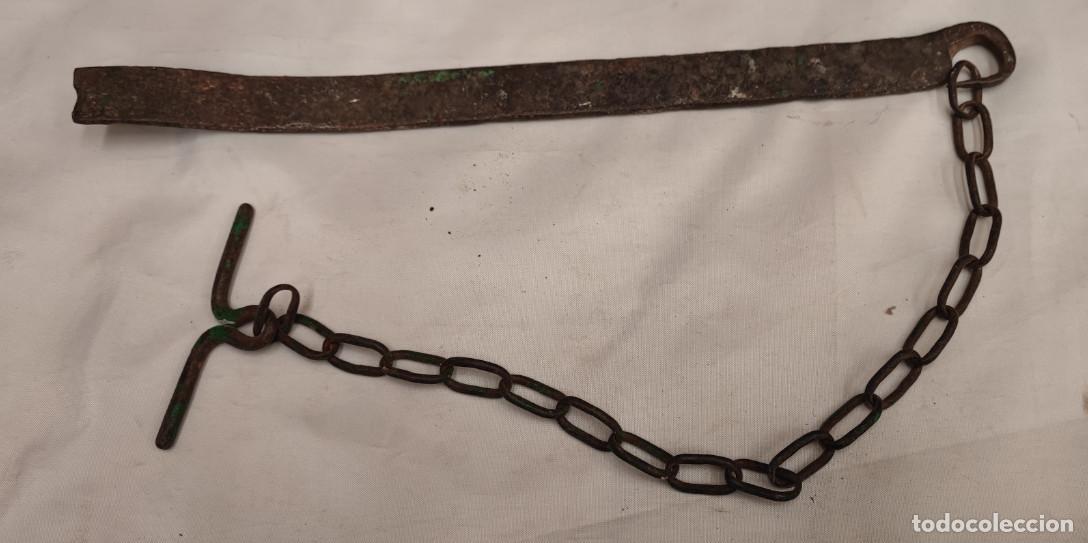 Antig&uuml;edades: HIERRO CON CADENA, ASA DE SARTEN - Foto 2