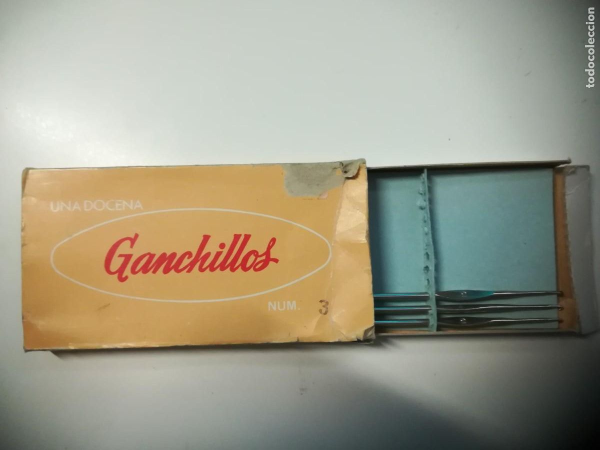 Antig&uuml;edades: TRES AGUJAS DE GANCHILLO N&ordm;3 MARCA DAMA , EN SU CAJA
