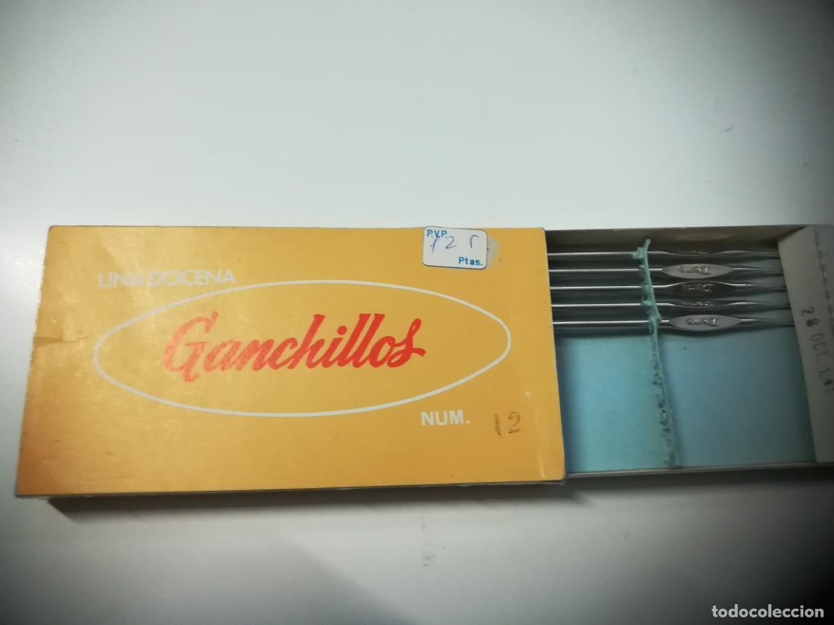 Antiquit&auml;ten: CINCO AGUJAS DE GANCHILLO N&ordm;12 MARCA DAMA , EN SU CAJA