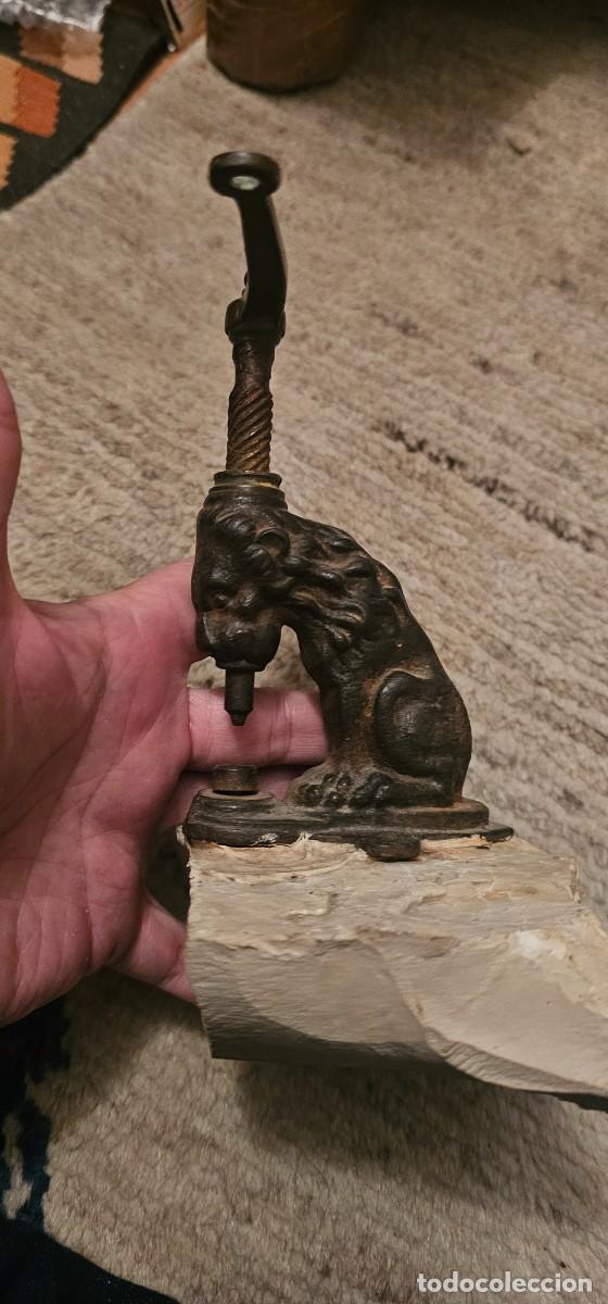 Antig&uuml;edades: Preciosa prenda manual ojales hierro
