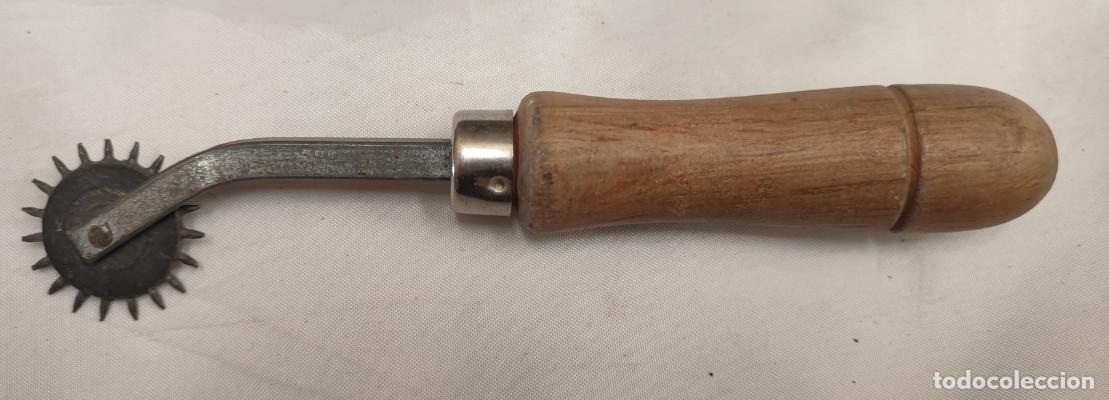 Antig&uuml;edades: RUEDA DE TRAZADO O RASTREO PARA GUARNICIONERO ETC.