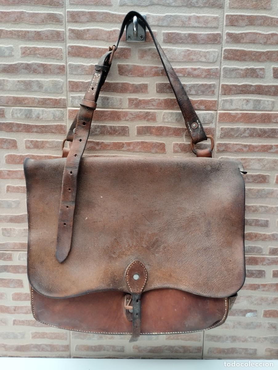 Antig&uuml;edades: Antigua cartera o valija de cuero de CORREOS para el reparto postal.