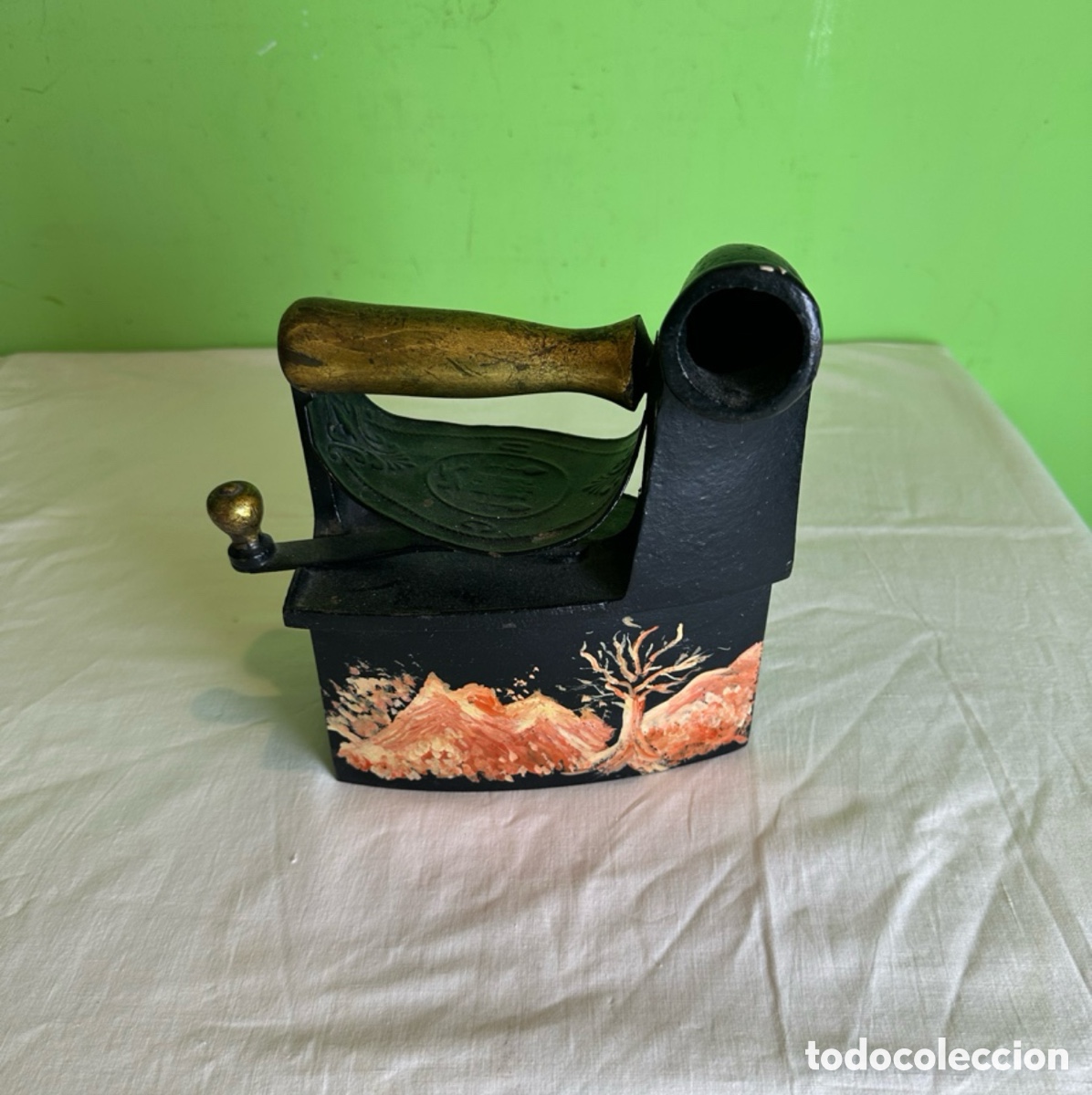 Antig&uuml;edades: Antigua plancha de carb&oacute;n n&deg; 6&frac12; hierro fundido finales XIX principios XX lateral pintado a mano