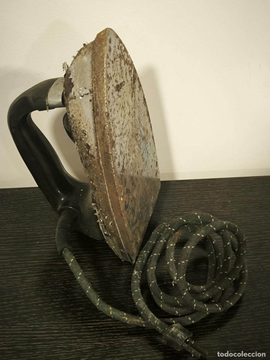 Antiquit&auml;ten: Antigua Plancha El&eacute;ctrica 22 Cms &ndash; Est&eacute;tica Vintage Industrial Con Cable Textil