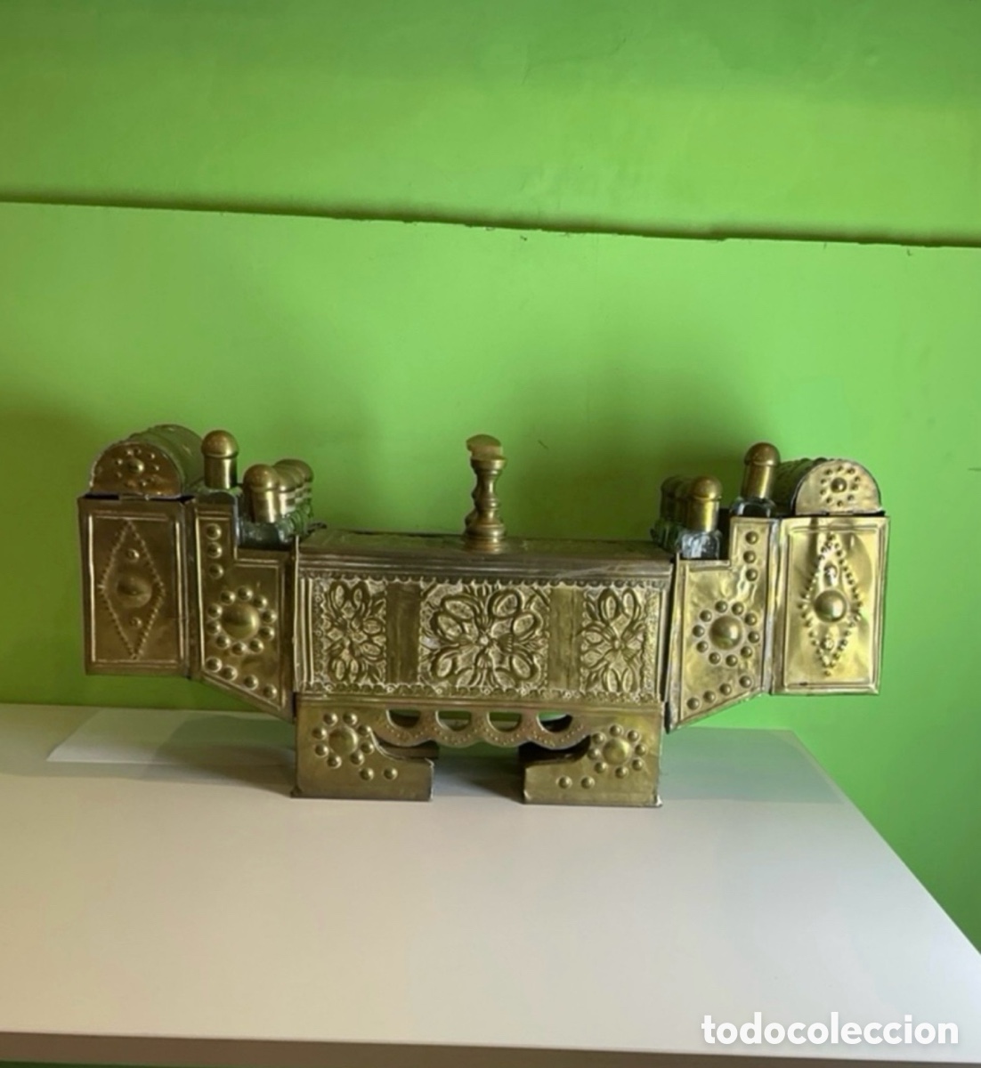Antig&uuml;edades: Antigua caja cortadora de zapatos de lat&oacute;n con botellas de vidrio, Turqu&iacute;a, principios del siglo XX.
