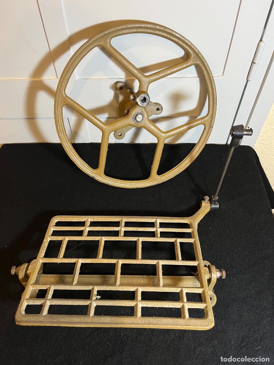 Antiquit&eacute;s: Pedal y volante m&aacute;quina coser antigua hierro fundido vintage Alfa Singer industrial