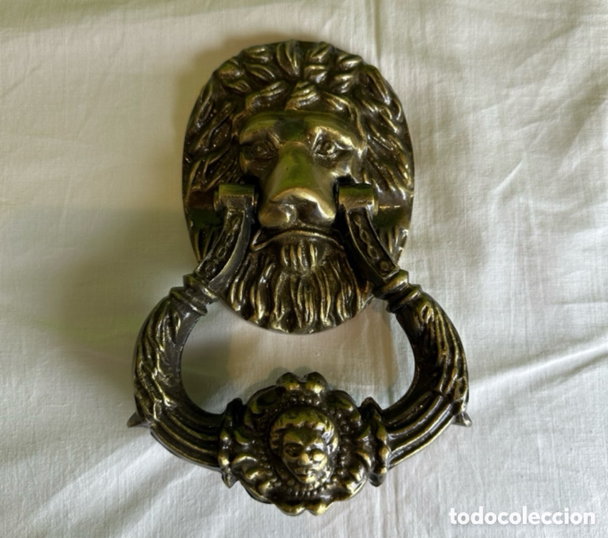 Antig&uuml;edades: Aldaba antigua de puerta cabeza de le&oacute;n en metal bronce estilo cl&aacute;sico.