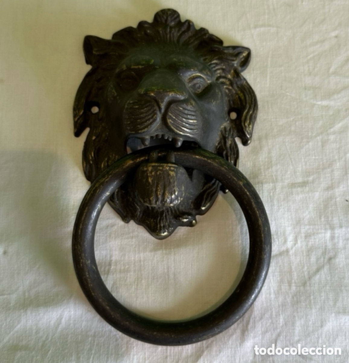 Antig&uuml;edades: Aldaba antigua de puerta cabeza de le&oacute;n en lat&oacute;n bronceado made in Italy mediados SXX.