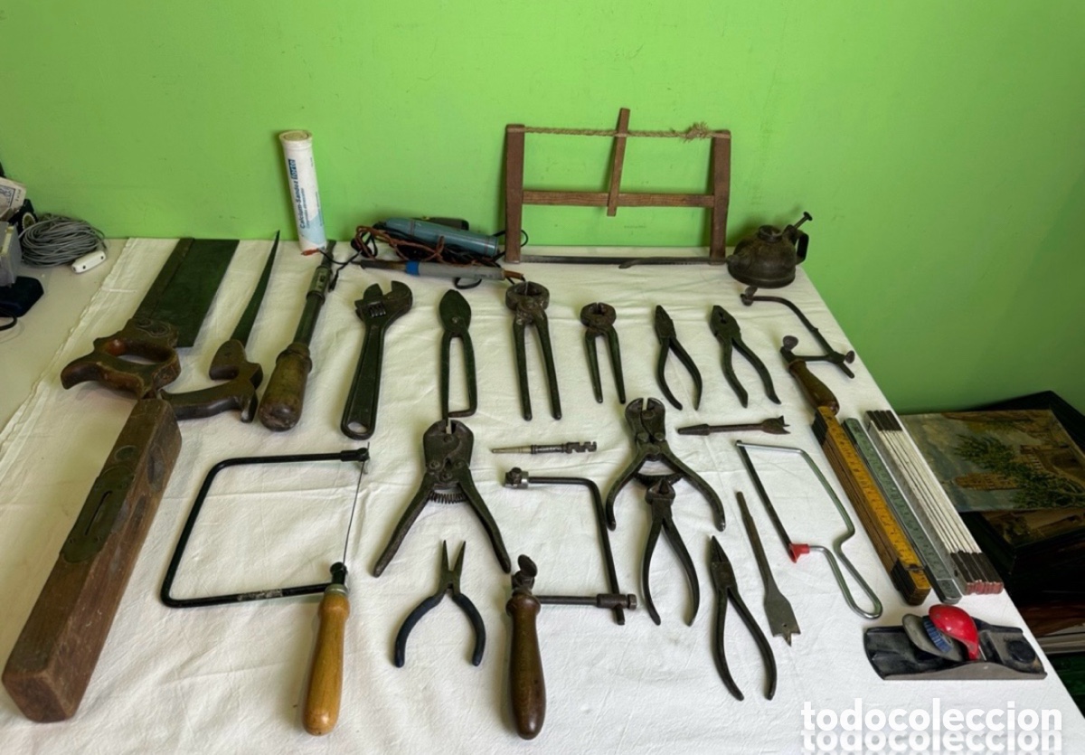 Antiques: Gran lote de herramientas antiguas de carpintero y taller - Sierra, cepillo, alicates, llaves y m&aacute;s