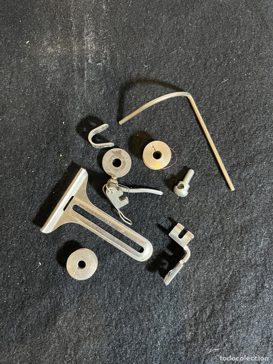Antiques: Lote Accesorios Originales M&aacute;quina de Coser Alfa Vintage Canillas Prensatelas Repuestos
