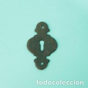 Antig&uuml;edades: Bocallave vertical de hierro forjado artesanal &ndash; Escudete r&uacute;stico vintage para mueble antiguo
