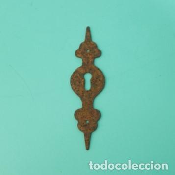 Antig&uuml;edades: Bocallave antigua de hierro forjado vintage &ndash; Escudete vertical r&uacute;stico para mueble o puerta.