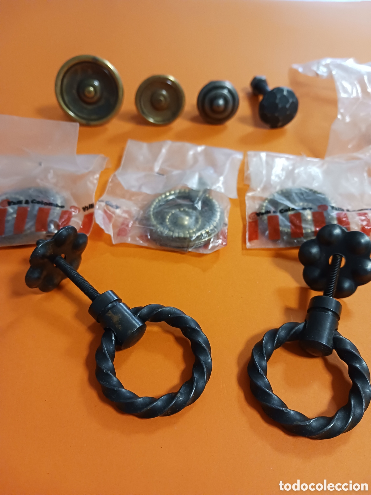 Antiquit&auml;ten: Lote de pomos tiradores de bronce, hierro.