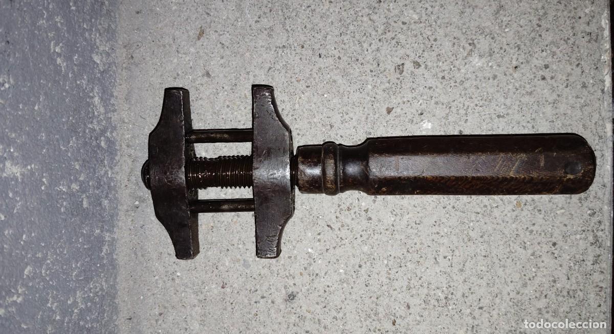 Antig&uuml;edades: ANTIGUO MARTILLO CON MORDAZA 22 cm. - Foto 2