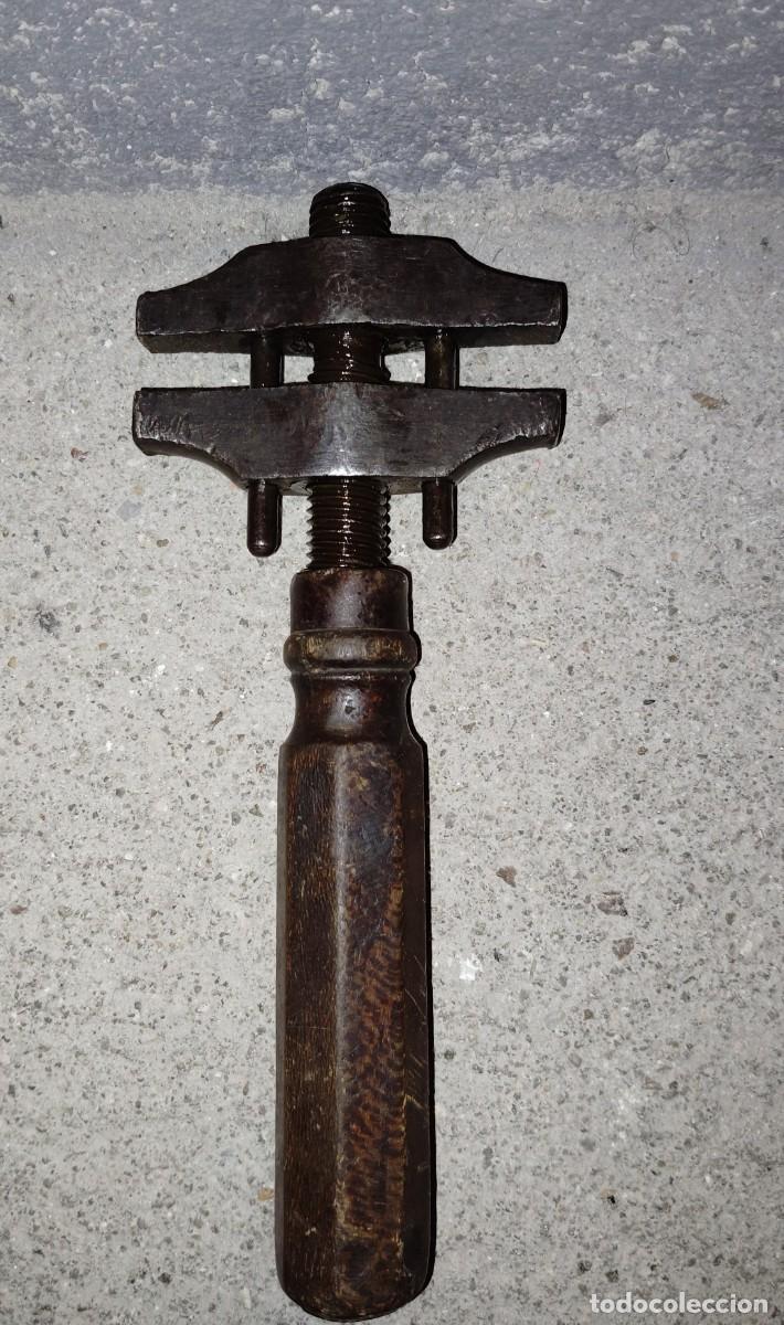 Antig&uuml;edades: ANTIGUO MARTILLO CON MORDAZA 22 cm. - Foto 5