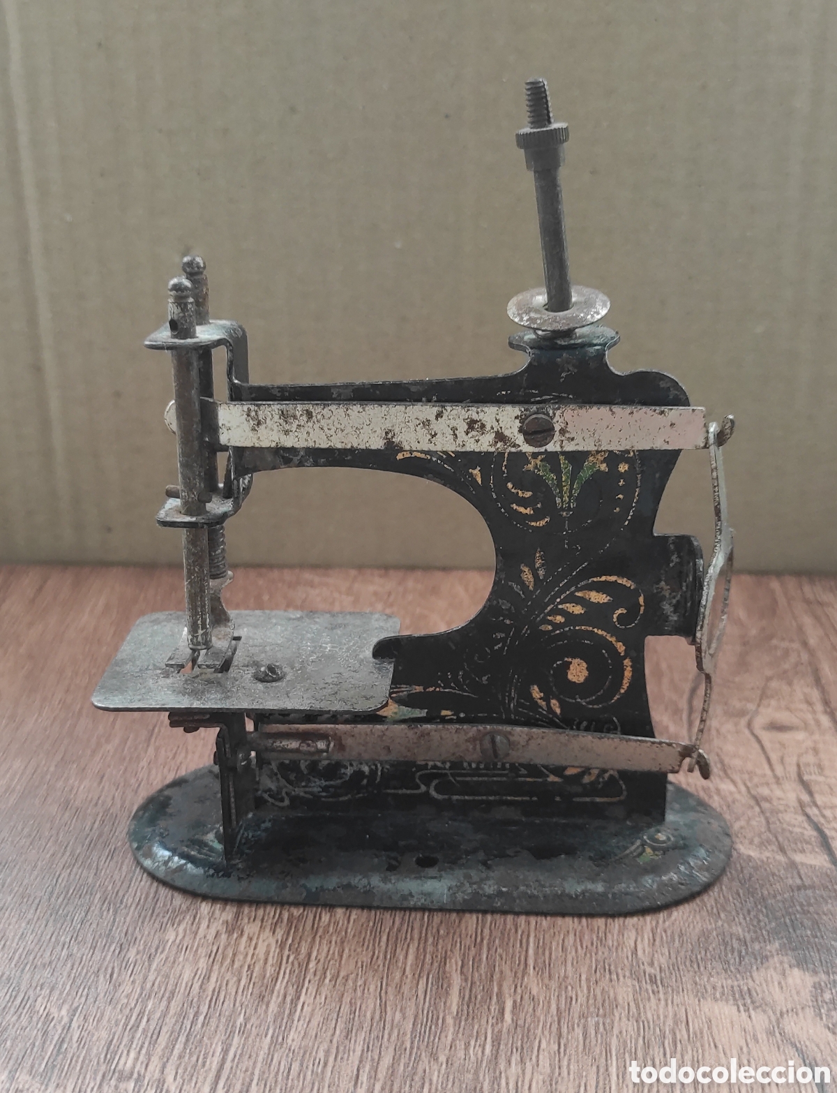 Antiquit&eacute;s: ANTIGUA M&Aacute;QUINA DE COSER DE JUGUETE EN MINIATURA - FABRICADA EN ALEMANIA