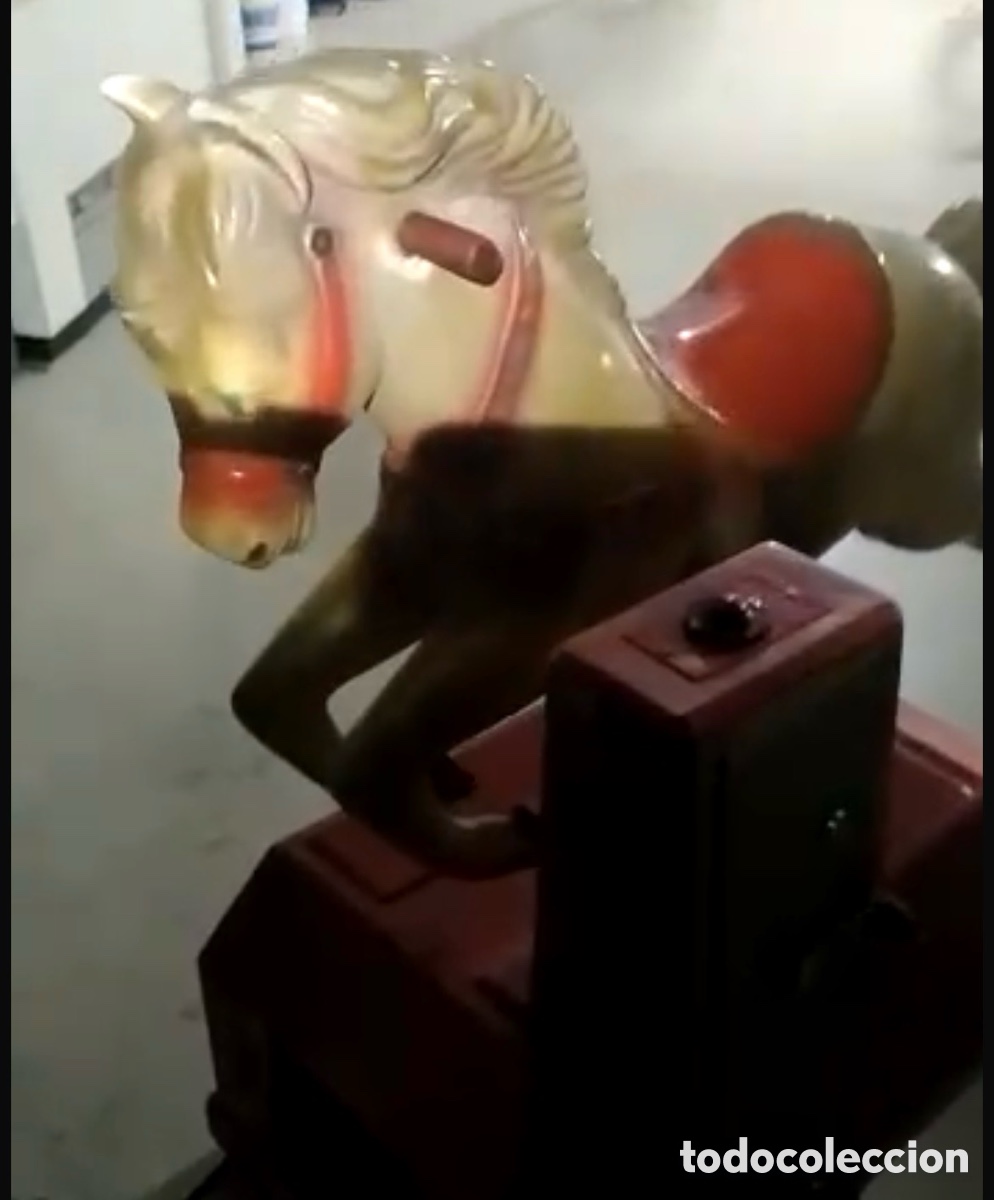 Antiquit&eacute;s: Antiguo caballito mec&aacute;nico infantil en funcionamiento