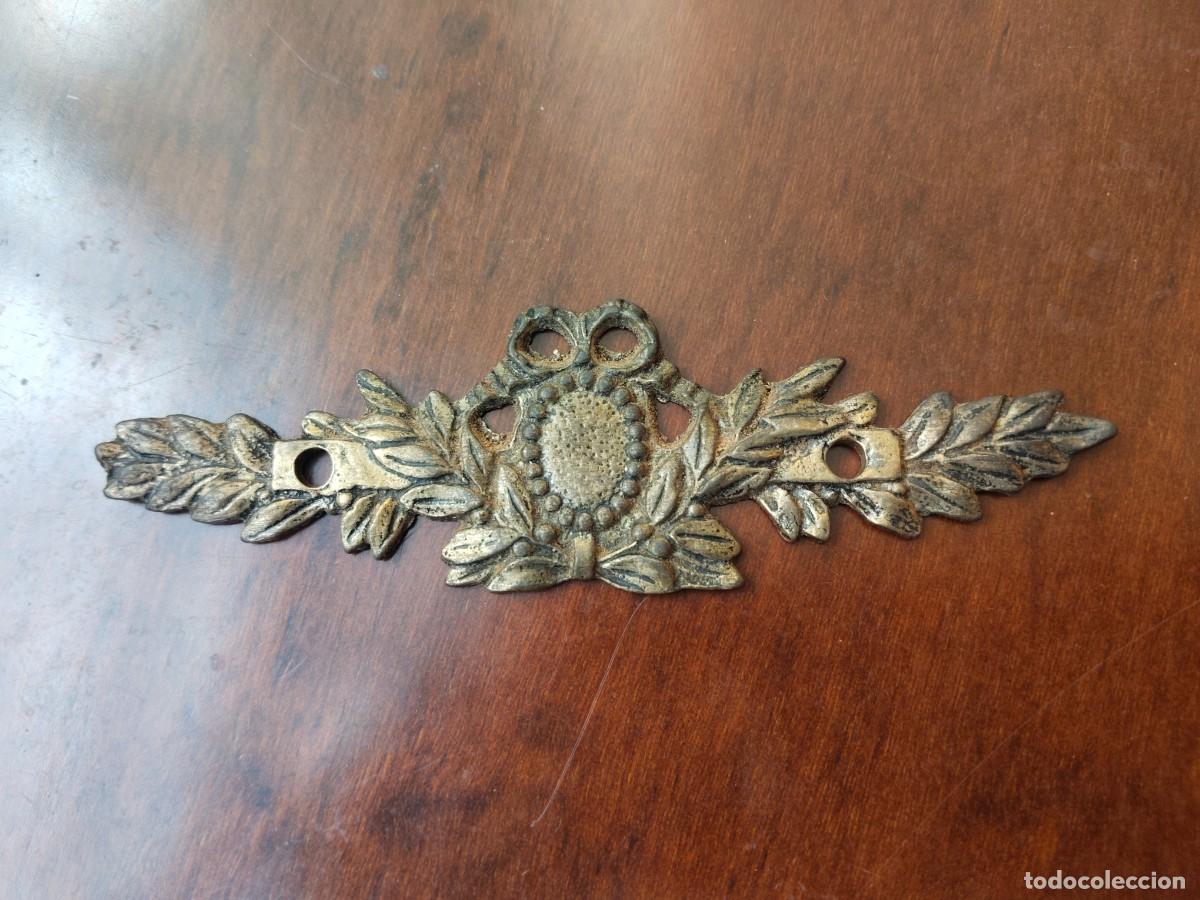 Antig&uuml;edades: Antiguo embellecedor en lat&oacute;n bronce para muebles. 3,2 x 11,5 cm.