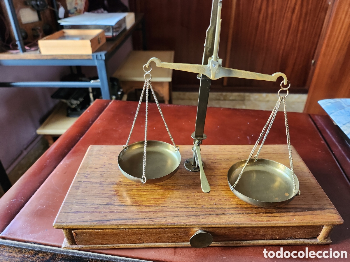 Antig&uuml;edades: Balanza de precion con caja de madera