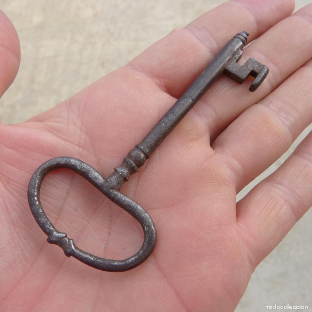 Antig&uuml;edades: Antigua llave de forja posiblemente de escritorio , baul o mundo, siglo XVIII, 18gr, 9,2cm.