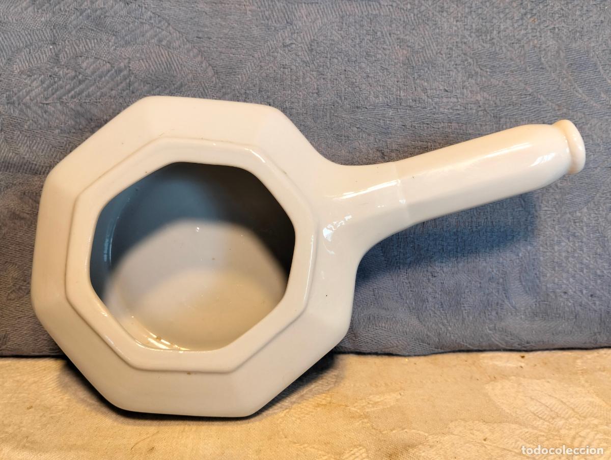 Antig&uuml;edades: Pistero antiguo de porcelana blanca para dar de comer a los enfermos a&ntilde;os 10-20