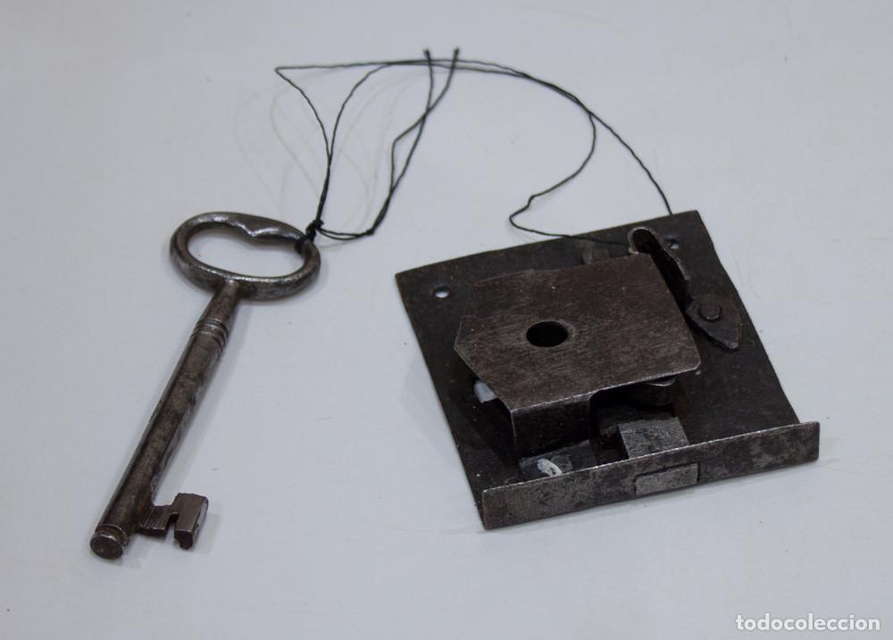 Antig&uuml;edades: CERRADURA DE APLICAR PARA PUERTA DE MUEBLE. SIGLO XVIII.