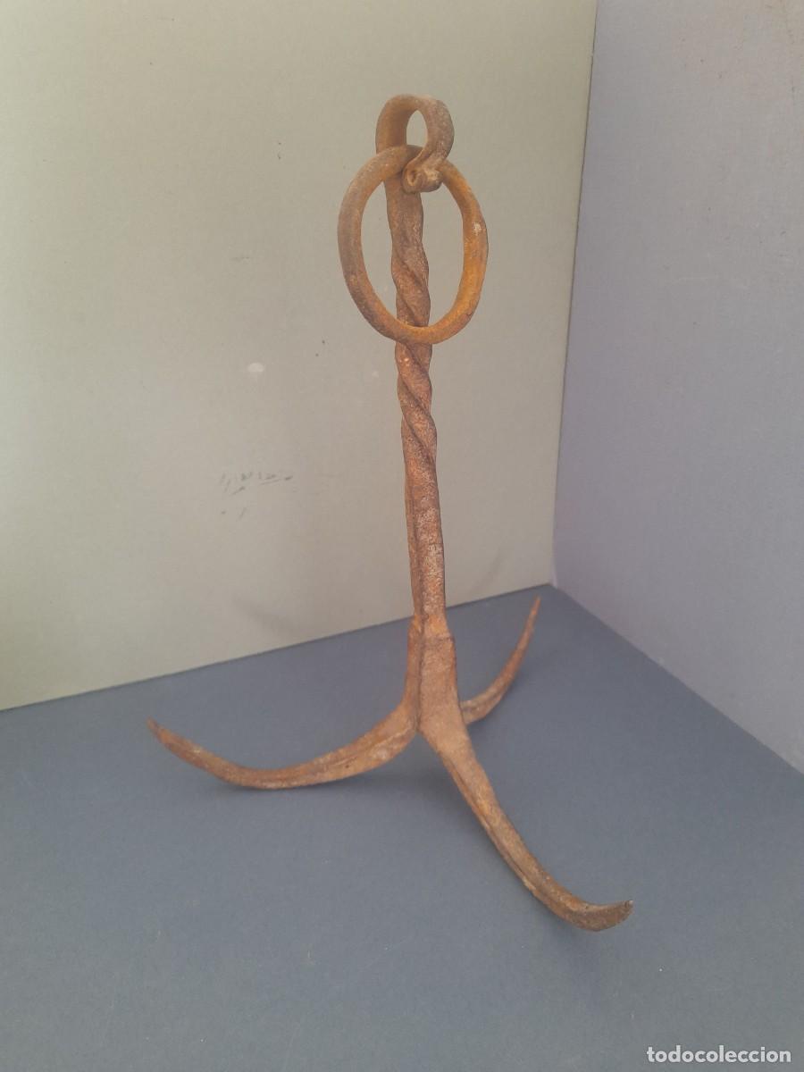 Antig&uuml;edades: gancho de pozo de hierro forjado, colgando mide 28cm aprox, ancho total 18cm aprox