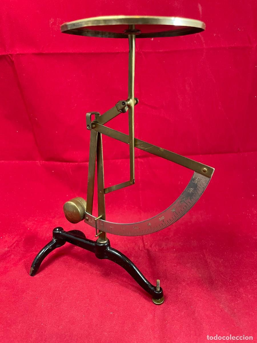 Antig&uuml;edades: Antigua Balanza Pesacartas de P&eacute;ndulo - Lat&oacute;n y Hierro - h. 1920 - 500g - Muy Buen Estado