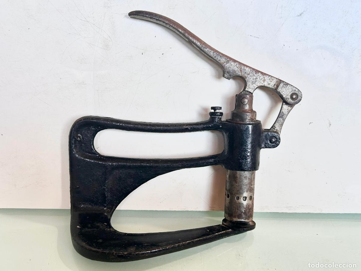 Antig&uuml;edades: ANTIGUA PRENSA REMACHADORA MANUAL Y SOBREMESA - HIERRO - CILINDRO-CALIBRACION DE PRESION-HIERRO Z2