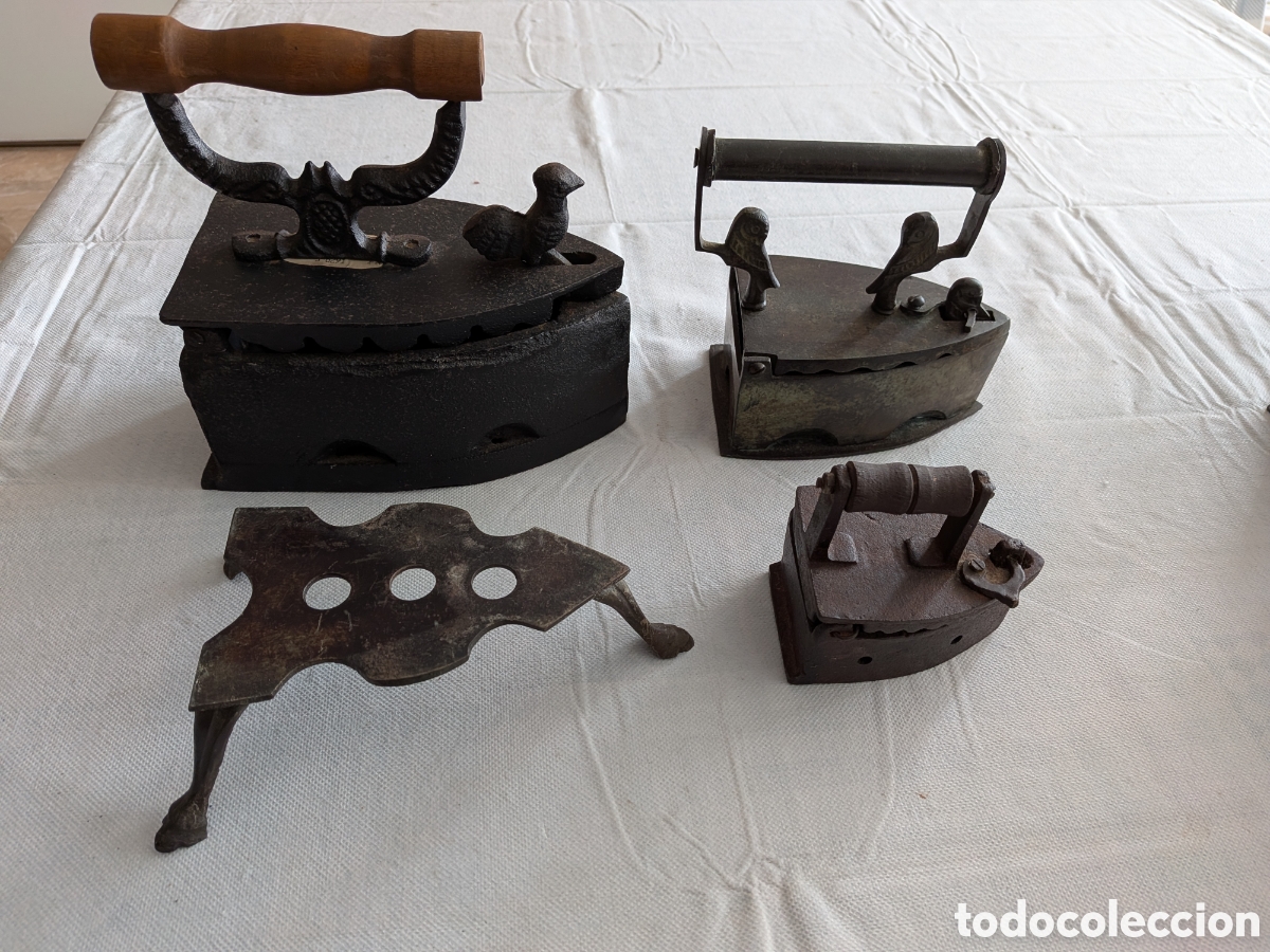 Antig&uuml;edades: Lote 3 Planchas Hierro Fundido Carb&oacute;n y un soporte antiguo