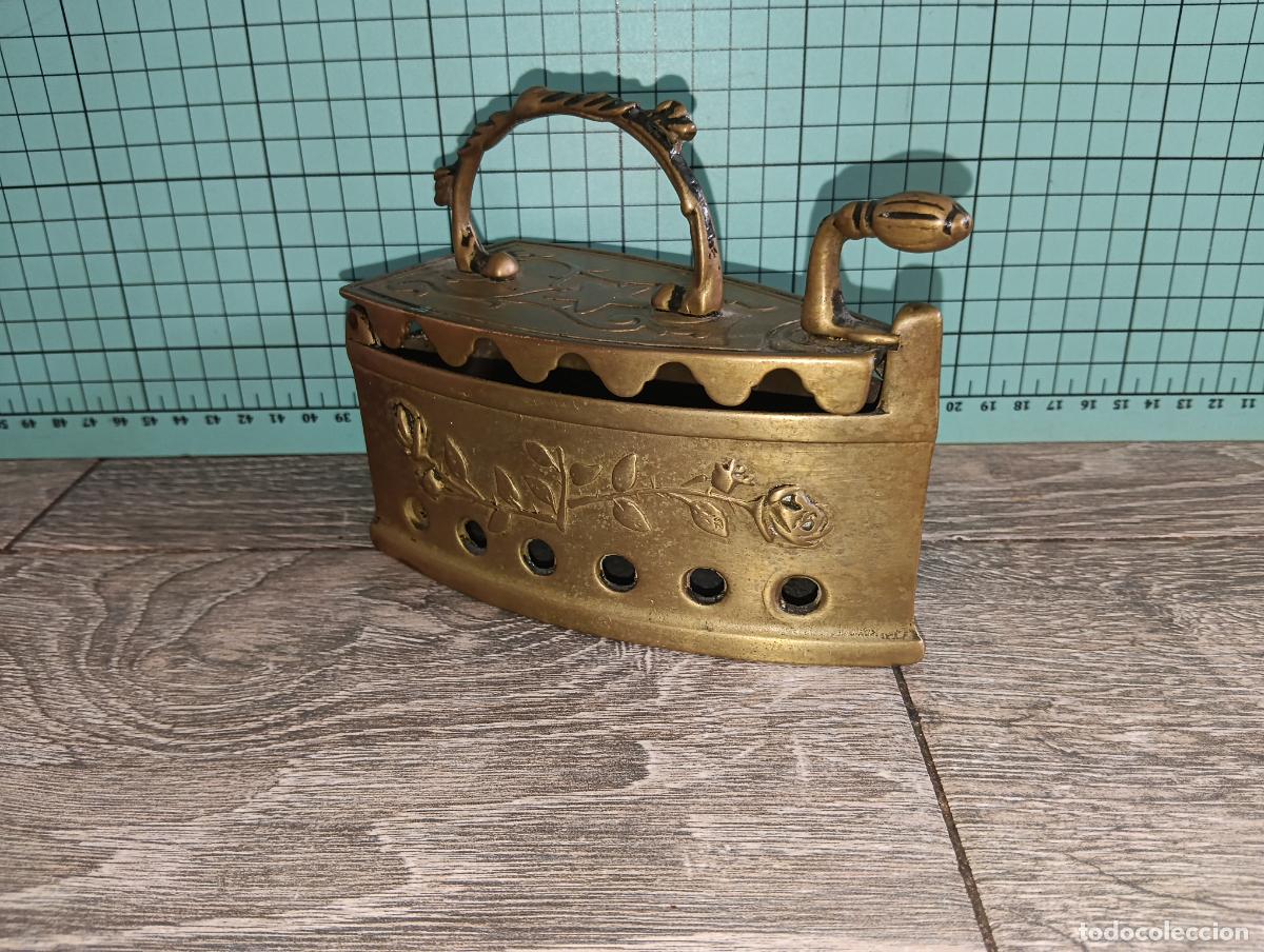 Antig&uuml;edades: Antigua Plancha de Carb&oacute;n en Lat&oacute;n - Decoraci&oacute;n Rosas y Estrella vintage