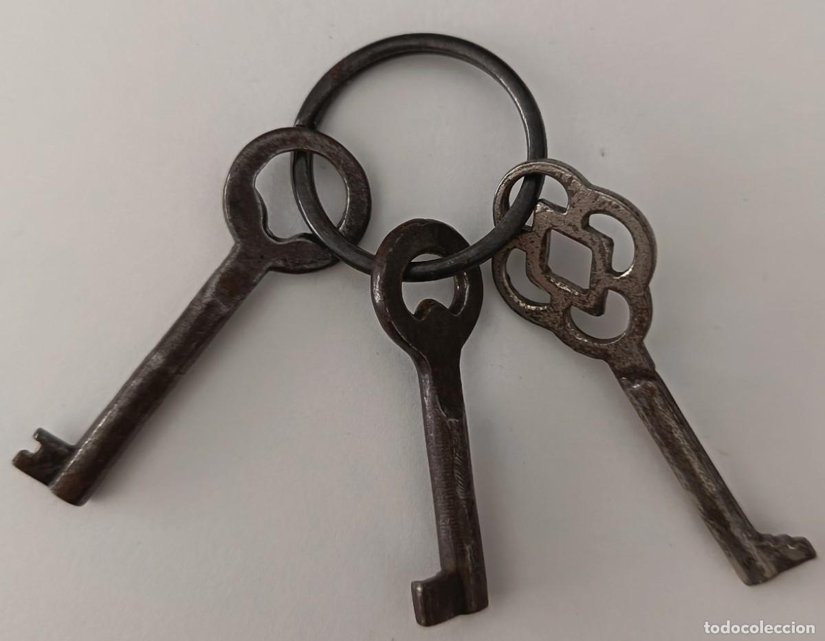 Antig&uuml;edades: 3 Llaves antiguas. Con anilla. Varias formas de cabezal.