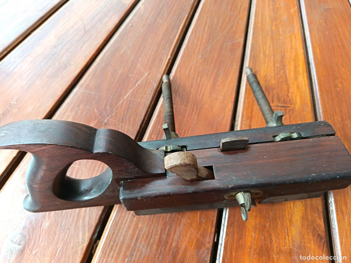 Antig&uuml;edades: CEPILLO DE CARPINTERO. DOBLE TORNILLO. 33 CM LONG - 16 CM ALT.