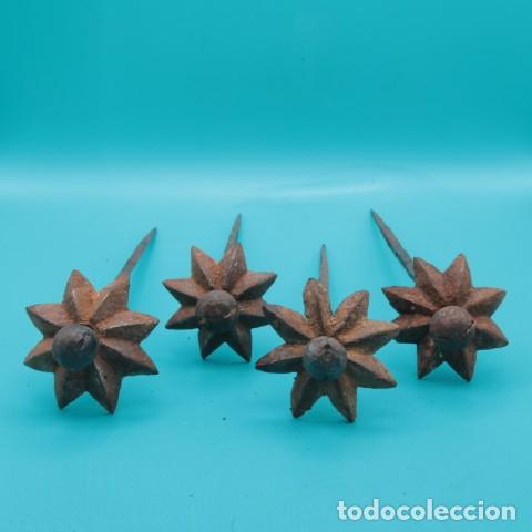 Antig&uuml;edades: Cuatro clavos decorativos de hierro forjado cabezas antiguas, estrella floral ,forja artesanal.