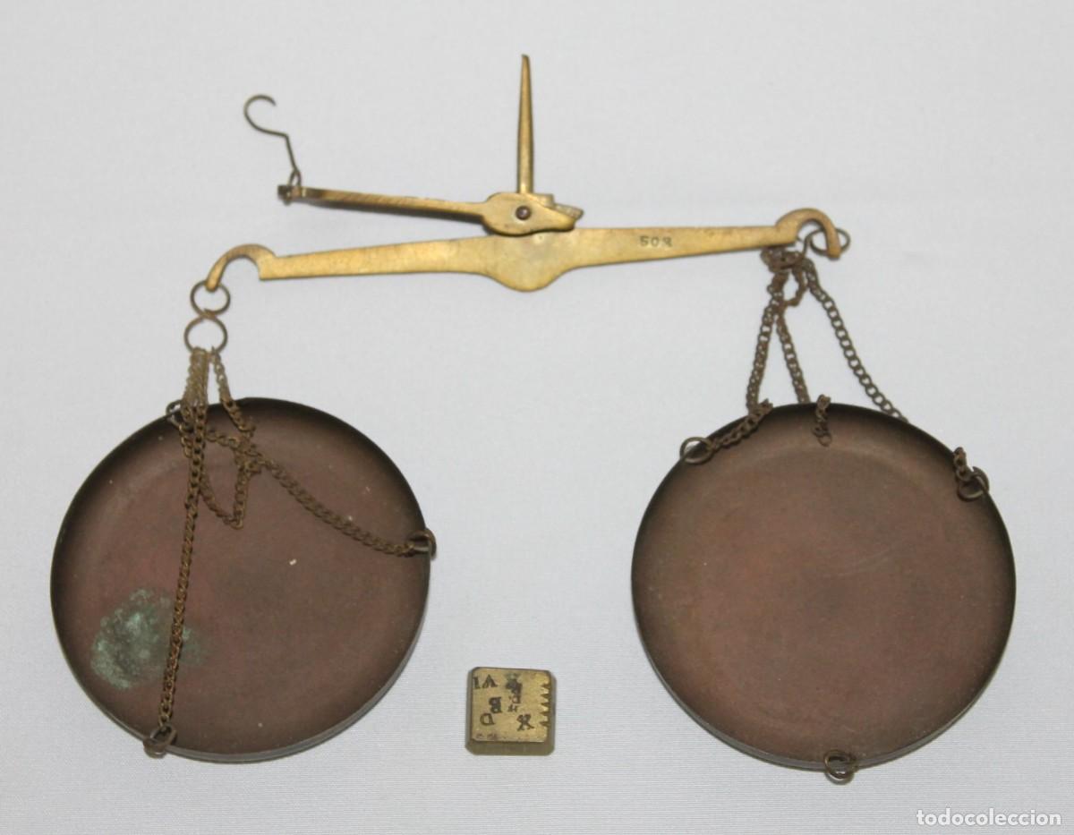 Antig&uuml;edades: Balanza quilatera antigua con pesa. Bronce y platos de cobre. Siglo XIX