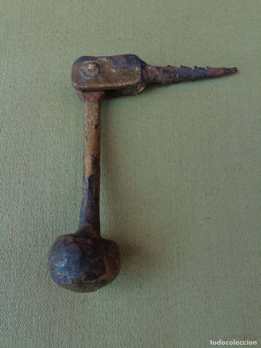 Antig&uuml;edades: ANTIGUO LLAMADOR, ALDABA, BOLA DE HIERRO. SG.XIX