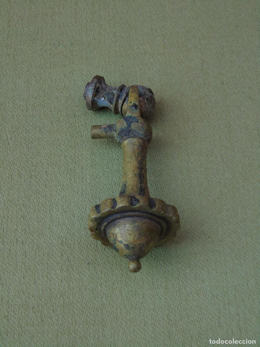 Antig&uuml;edades: PEQUE&Ntilde;O TIRADOR COLGANTE DE BRONCE.