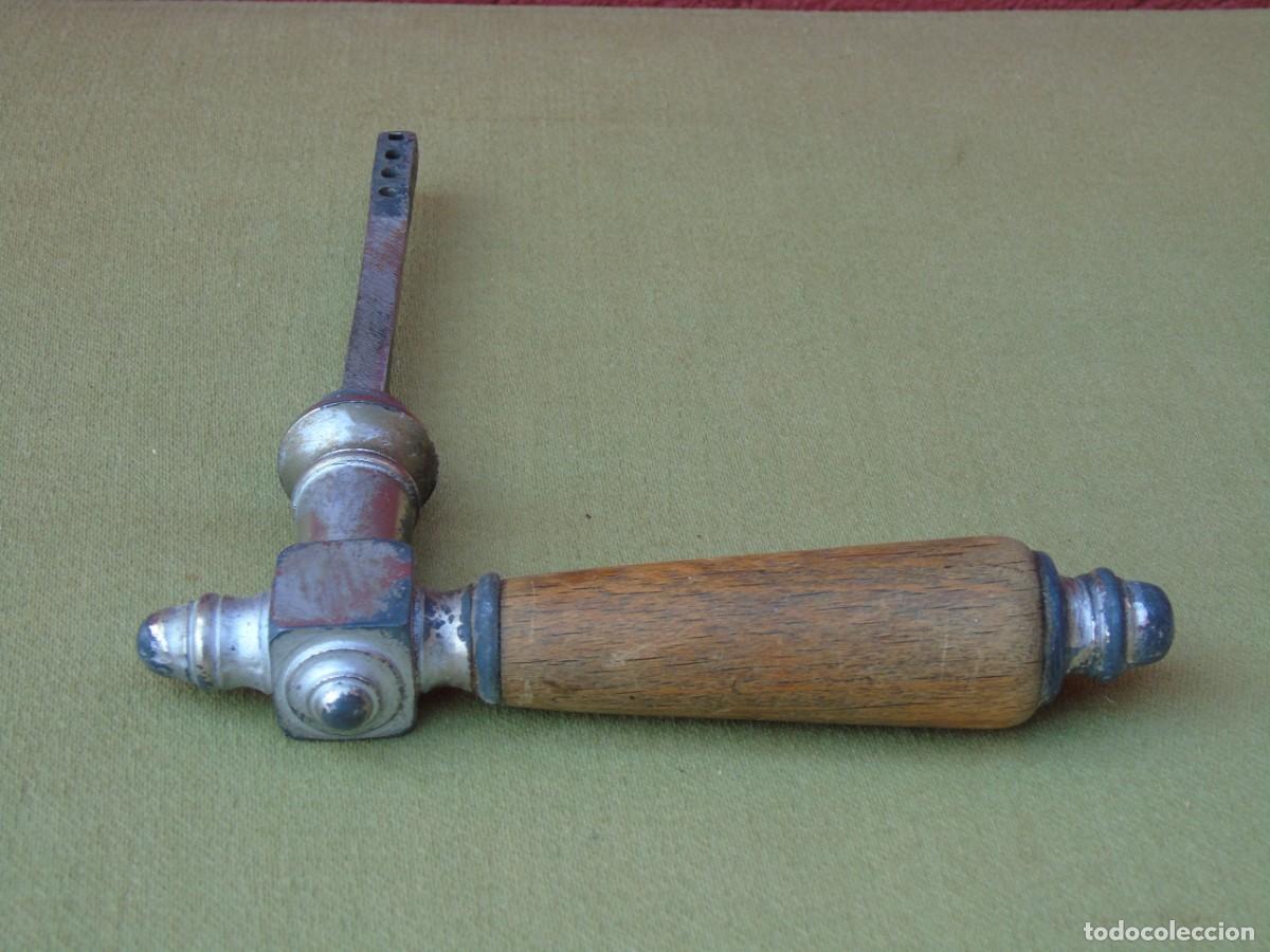 Antig&uuml;edades: MANILLA DE MADERA Y METAL. - Foto 1
