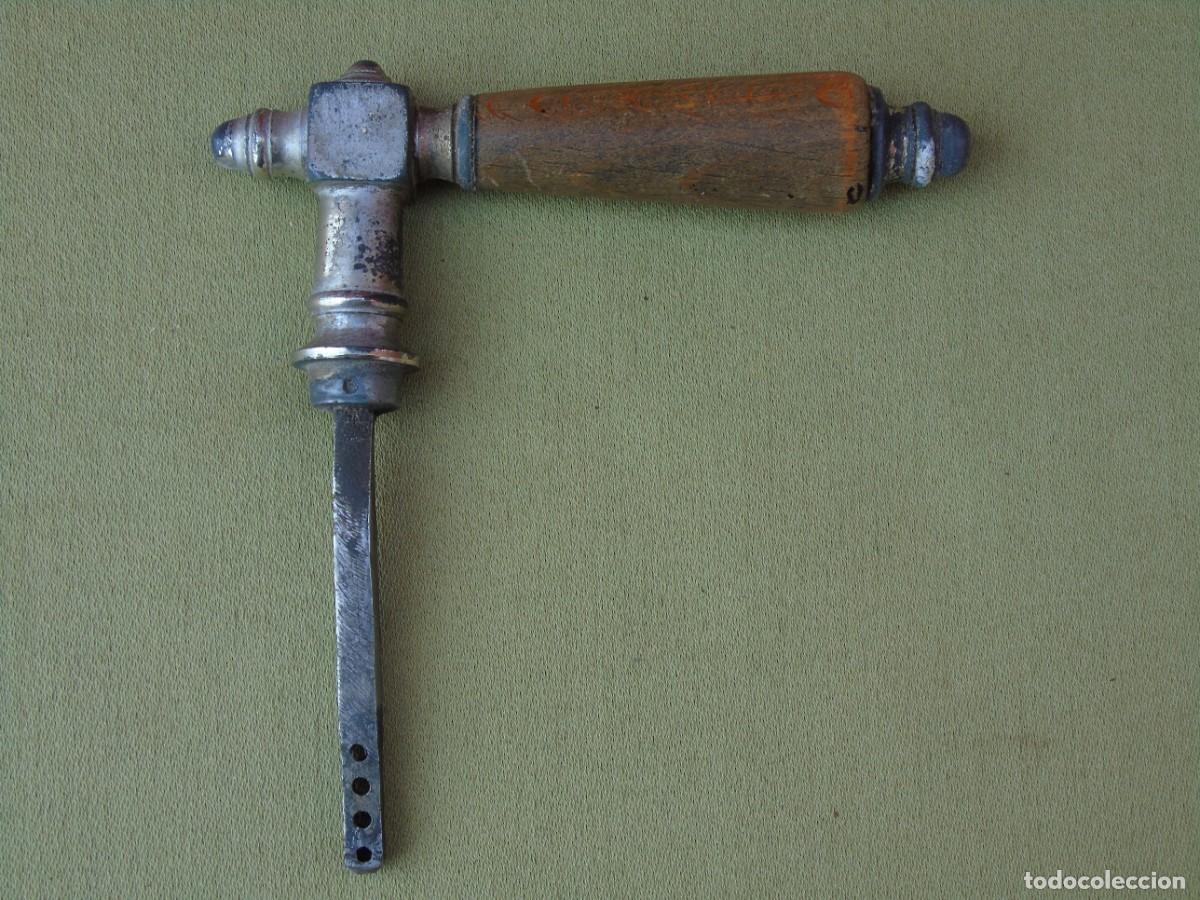Antig&uuml;edades: MANILLA DE MADERA Y METAL. - Foto 2